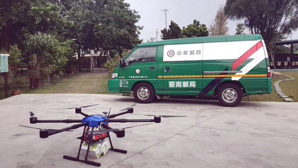 图三 : 中华邮政曾在2018年成功验证偏乡平坦地形地无人机物流测试，载运五公斤以下内装茶叶与咖啡的包裹。(source：交通部邮电司)