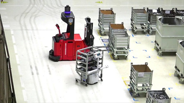 图2 : 工业机器人将持续朝向可自主移动，拥有人类技术的方向发展，已逐步融入技能化、协作化、弹性化趋势，跨足新领域。（source：i.ytimg.com）