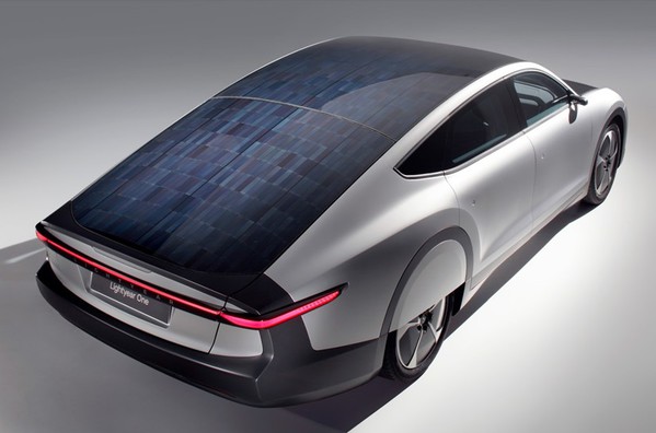 图二 : 太阳能动力电动车必须整合汽车与光伏系统的设计，而且布建太阳能板的位置除了车顶之外，还要扩及车身。（source：Lightyear）