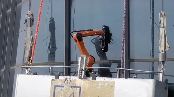 图1 : KR AGILUS机器人的作用范围达1.10公尺，即使要清洗复杂立面的外墙也难不倒它。