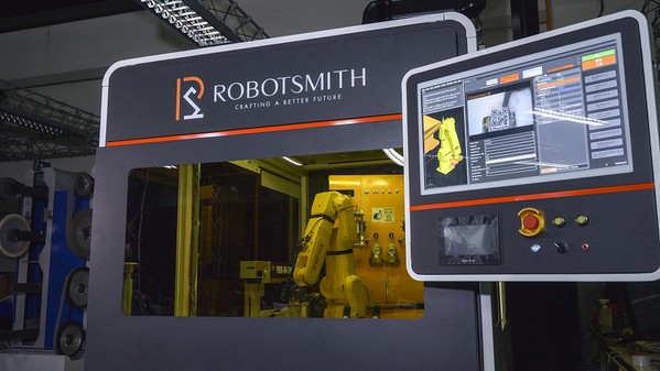圖2 : 工研院近年來也開發出專用於機器人研磨拋光的系統整合品牌RoboSmith，包含「EzSim機器人數位模擬軟體」等3款加值智慧軟體，可讓工業機器人學習到老師傅的研拋精髓，轉變成為機器數位職人。（source：ITRI）