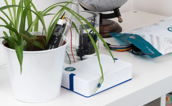 圖一 : Arduino Plant Watering Kit（白盒內的主控板、玻璃杯中的幫浦、盆栽中的水份感測器）（圖片來源：Arduino官網）