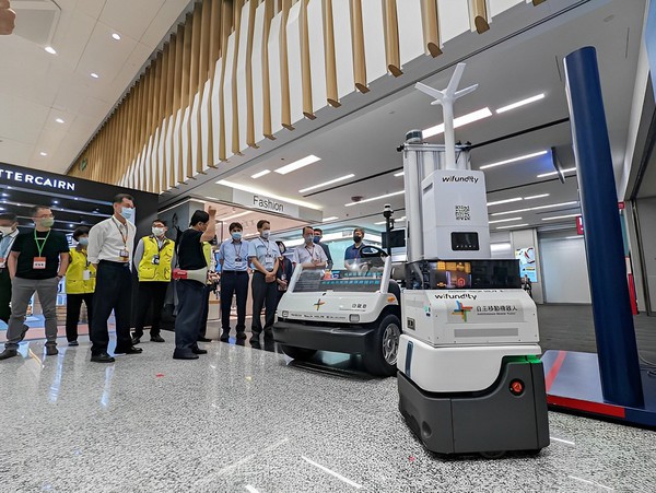 图三 : 桃园国际机场透过无人载具进行接驳及清消作业。（source：桃园国际机场公司）