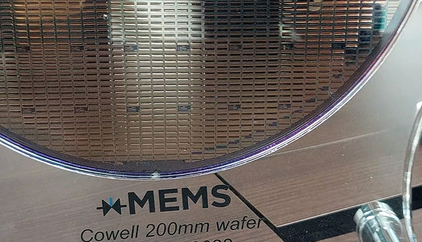 图四 :   台积电为xMEMS的MEMS扬声器代工。图为其8寸制程晶圆。（拍摄／篮贯铭）