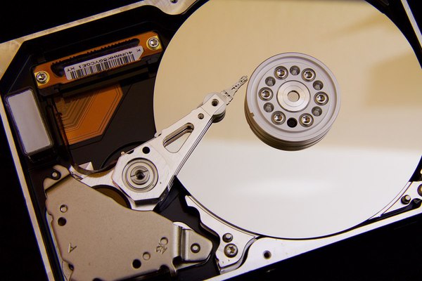圖一 : 企業需擺脫傳統儲存硬碟，升級到更高性能的儲存方案。
