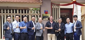 圖一 : 筑波科技越南辦公室開幕茶會上嘉多利董事長蔡偉光(右三)、筑波科技營運長許棟材(左五)、LitePoint東南亞總經理任為龍(左四) 與現場貴賓合照