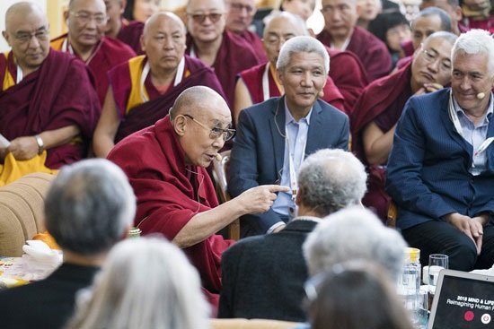 图三 : 第三十三届达赖喇嘛与科学家的对话以「重造人类的繁荣」展开（source：达赖喇嘛国际官网）