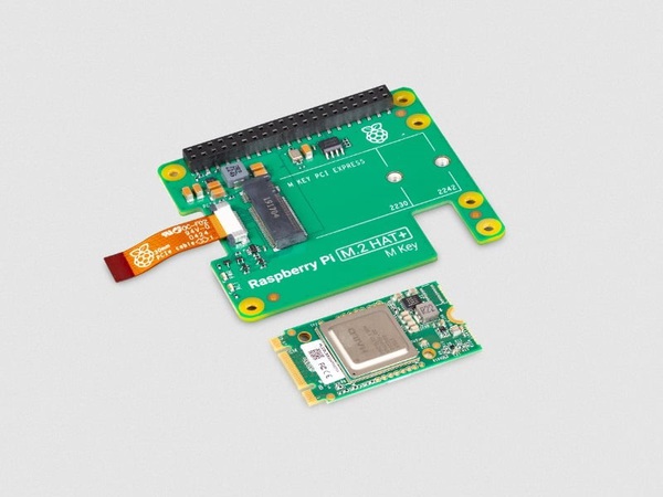 图一 : 树莓派AI套件的硬体为一个PCIe对M.2介面的转接器及一张M.2介面的模组子卡（图片来源：树莓派官网）