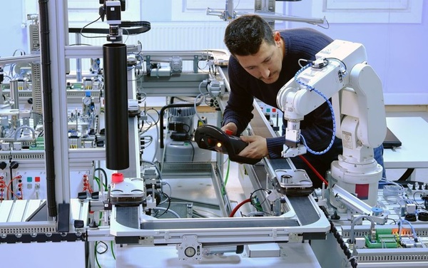 图二 :  在生产环境中安装任何机器人时，都必须非常谨慎，以确保工作场所达到真正的安全。
