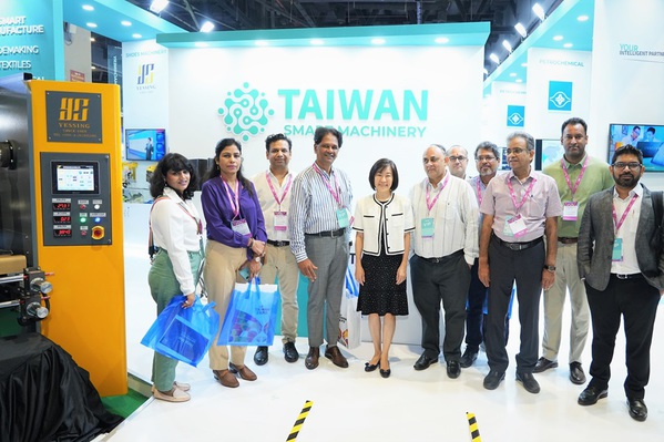 图二 : 印度鞋履鞋材制造商公会（IFCOMA）组团来访台湾智慧制造馆，左5贸易署长江文若署、左6 IFCOMA理事长Sanjay Gupta。（souce：贸协）