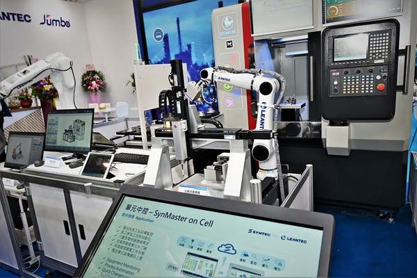 圖三 : 新代將持續推進高階複合加工技術，以及「一機一手」等多種機器人整合方案。(攝影:陳念舜)