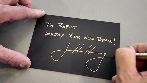 圖一 : 黃仁勳親手寫下給機器人的小卡片。