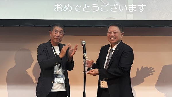 图一 :   虹彩光电荣获2026日本数位电子看板优异奖。( 图左：DSC常务理事江囗靖二、图右：虹彩光电董事长廖奇璋博士 )