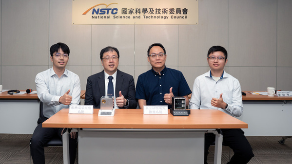 圖一 :  成大航空太空工程學系李約亨特聘教授(右2)率領ZAP LAB研究團隊。