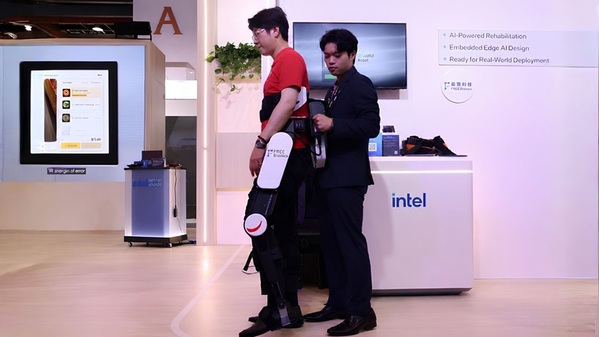 图一 :   FREE Walk 将 Intel Core Ultra 处理器与 Intel OpenVINO 工具套件整合至可穿戴式 AI 外骨骼装置，协助患者进行安全、高效率的下肢复健训练，加速恢复行走能力。