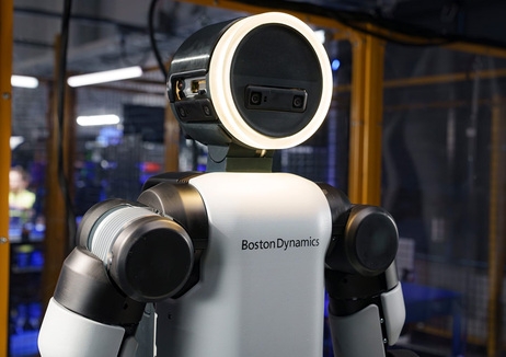 圖四 : Boston Dynamics於CES 2026公布產品版Atlas，首批鎖定工業部署。（圖片來源：Boston Dynamics）