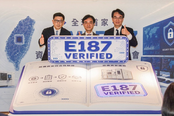圖一 : 資策會正式啟用全球首家SEMI E187資安檢測實驗室，由資策會董事長黃仲銘（中）、數發部部長林宜敬（右）、SEMI全球行銷長暨臺灣區總裁曹世綸（左）進行啟動儀式。