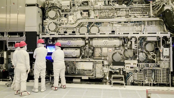圖一 :   英特爾晶圓代工與 ASML 持續推進 High-NA EUV 量產應用，累計已應用於超過 100 萬片晶圓。