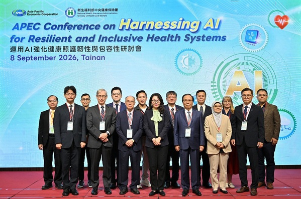 圖一 : APEC會議大合照，健保署陳亮妤署長(中)、國立成功大學陳志鴻名譽教授(右3)、中央研究院粱賡義院士(左3)、約翰霍普金斯大學Eric C. Strain教授合影。