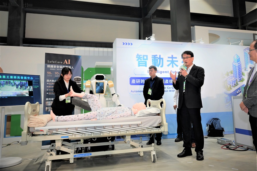 金屬中心協助病患翻身與床邊照護的「SafeCare AI照護安全協作機器人」（攝影：陳念舜）