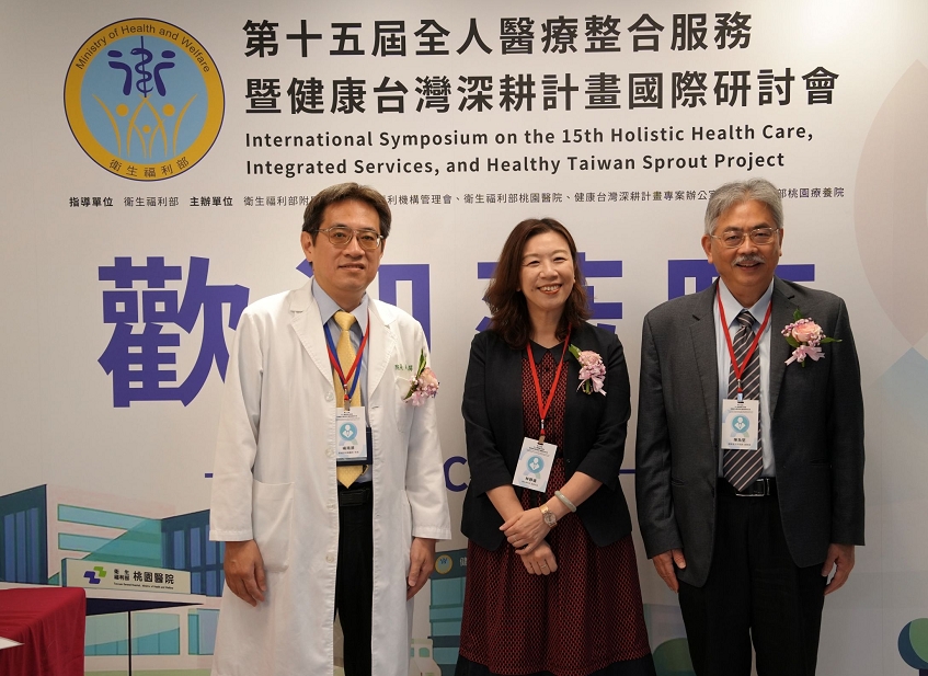 衛福部政務次長林靜儀(中) 表示，政府將引導醫療體系導入智慧科技與流程自動化，減輕第一線醫事人員作業負擔。