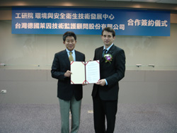 右: 台湾德国莱因总经理薛勒,左: 环安中心主任于树伟博士