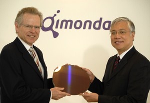 Qimonda之CEO Wolfgang Ziebart博士 (左) 與英飛凌代表羅建華(右)。(Sorrce: Infineon) BigPic:893x617