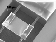 用碳纖維懸掛的矽鏡面可以非常快速地震動。(Credit: Cornell University)