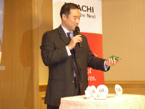 日立储存亚太区副总裁朱绍仁正在介绍250GB硬盘产品