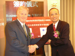 BO全球ISV通路副总裁Wyatt Mullin（左）与鼎新计算机总裁古丰永（Source：HDC）