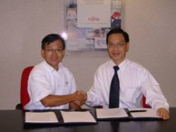 富士通微电子副总裁邝国华先生(右)与Amedia Network 公司总裁胡波先生(左)