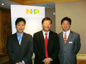 图中为NXP大中华区业务副总裁王俊坚，图右为台湾业务总经理江建勋，左为资深营销业务经理洪成勋（Source：HDC）