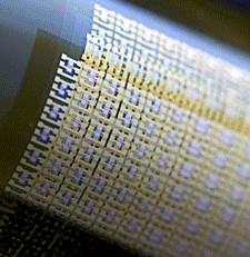 一种新的转印方式，可以把高效能的晶体管印在塑料纸上，成为可弯曲的电子装置。(Source: John Rogers, University of Illionis)