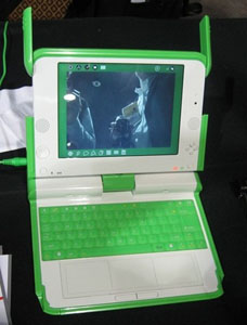 OLPC組織在CES會上展出的原型機XO（Source：www.olpcnews.com）
