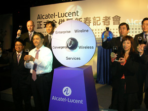 Alcatel-Lucent台湾国际标准电子总经理季鹏元（白衬衫者）率领团队共同打造新气象。（Source：HDC）