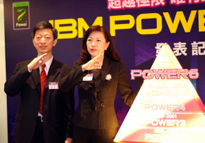 (左)台灣IBM系統暨科技事業處資深資訊工程顧問陳俊傑,董事長童至祥(右) BigPic:500x349