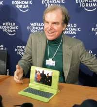 OLPC创办人Negroponte在世界经济论坛展示OLPC的雏型机，让PC跨入另ㄧ个阶段。(照片/WEF提供)
