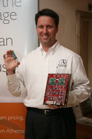 Atheros行銷副總裁Todd D. Antes右手中所展示的，便是企業用802.11n路由器機板參考設計。（Source：HDC） BigPic:533x800