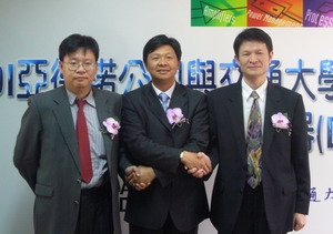 左起交大信息学院院长林一平、ADI亚太区总裁郑永晖及文晔代表徐荣鑫