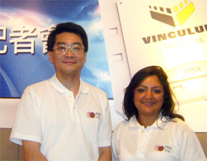 FTDI亚太区经理黄帝文(左),资深营销经理Ruppel Joshi(右)