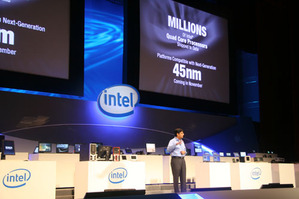 Intel資深副總裁暨微型移動裝置事業群總經理Anand Chandrasekher正在發表45奈米行動運算處理技術。（Source：HDC） BigPic:500x333
