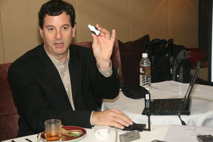 Alereon企业通讯暨业务发展部门总监Mike Krell正在说明UWB产品如何在笔记本电脑与数字相机之间高速传输。（Source：HDC） BigPic:500x333
