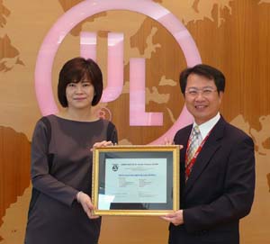 左图为 UL 台湾总经理陈宗弘(右) 颁发 UL RoHS 产品标志证书予东裕电器公司副董事长王筱卿(左)。（来源：厂商）