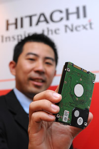 日立环球储存科技台湾及上海区总经理刘士维展示500GB硬盘