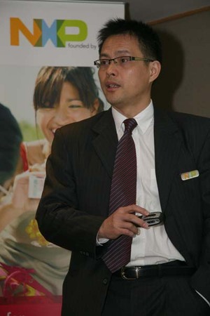 NXP手机及个人行动通讯事业部大中华区副总裁暨总经理林博文正在说明在MWC会中展示的产品内容。（Source：HDC） BigPic:400x600