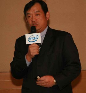Intel 亚太区嵌入式产品事业群暨微型移动装置事业群总监陈武宏正在阐述MID概念。（Source：HDC） BigPic:558x600