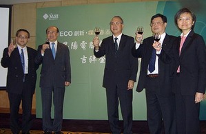 太阳计算机台湾区总经理白大新(中),大中华区市场部总监李永起(左2) BigPic:500x326