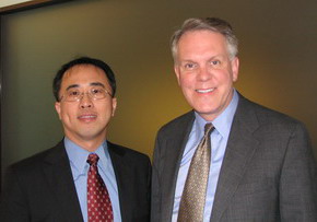 Intersil總裁暨執行長David B. Bell（右），與台灣區總經理呂學亭