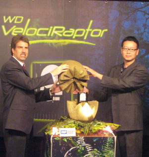 WD VelociRaptor新品揭幕仪式(左:WD企业通路资深营销协理Paul Martin;右:WD台湾区总经理郭德麟)