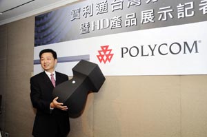 Polycom台灣區業務經理呂理正用印儀式